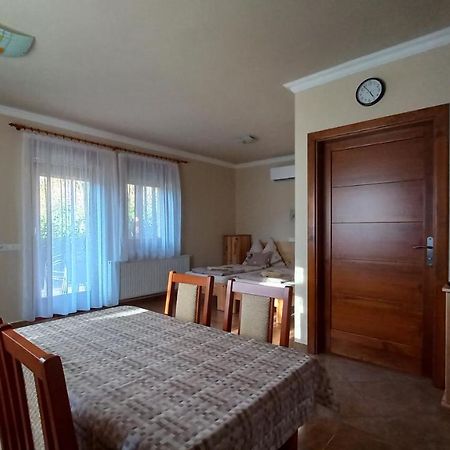 Nefelejcs Fagyizo Es Apartmanhaz Kistolmacs Exteriör bild