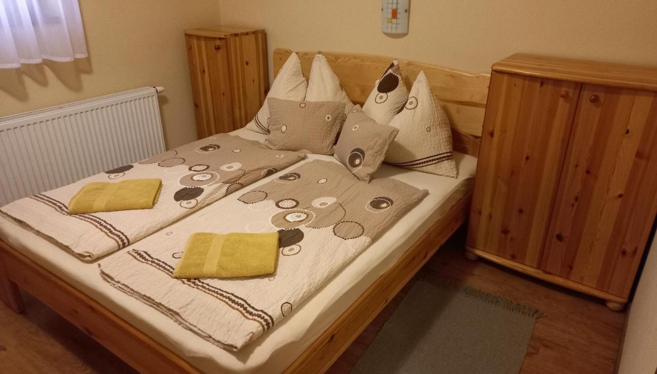 Nefelejcs Fagyizo Es Apartmanhaz Kistolmacs Exteriör bild