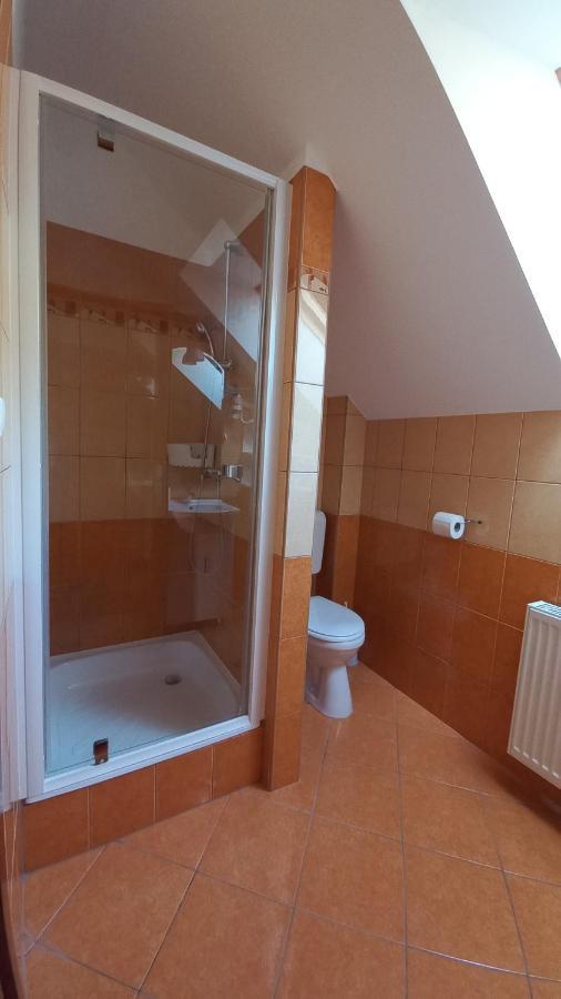 Nefelejcs Fagyizo Es Apartmanhaz Kistolmacs Exteriör bild