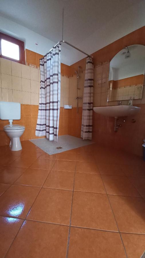 Nefelejcs Fagyizo Es Apartmanhaz Kistolmacs Exteriör bild