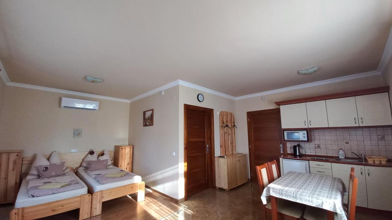 Nefelejcs Fagyizo Es Apartmanhaz Kistolmacs Exteriör bild