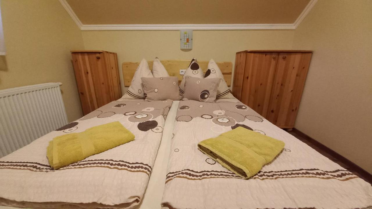 Nefelejcs Fagyizo Es Apartmanhaz Kistolmacs Exteriör bild