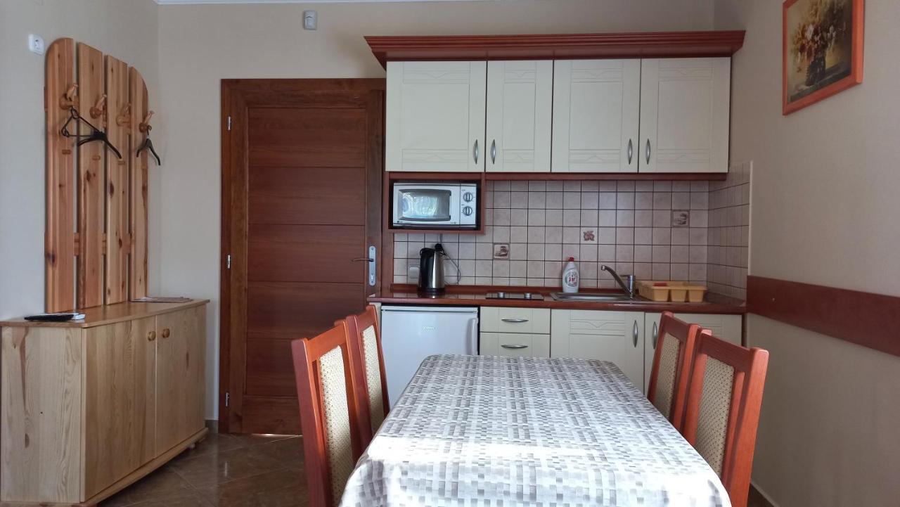 Nefelejcs Fagyizo Es Apartmanhaz Kistolmacs Exteriör bild