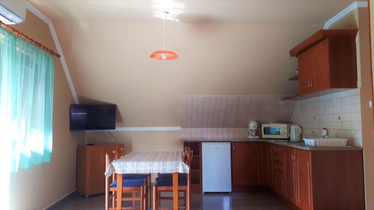 Nefelejcs Fagyizo Es Apartmanhaz Kistolmacs Exteriör bild
