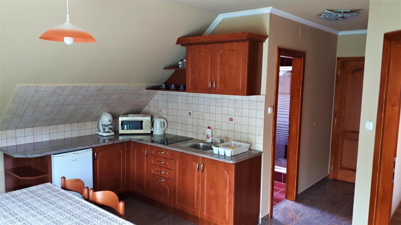 Nefelejcs Fagyizo Es Apartmanhaz Kistolmacs Exteriör bild