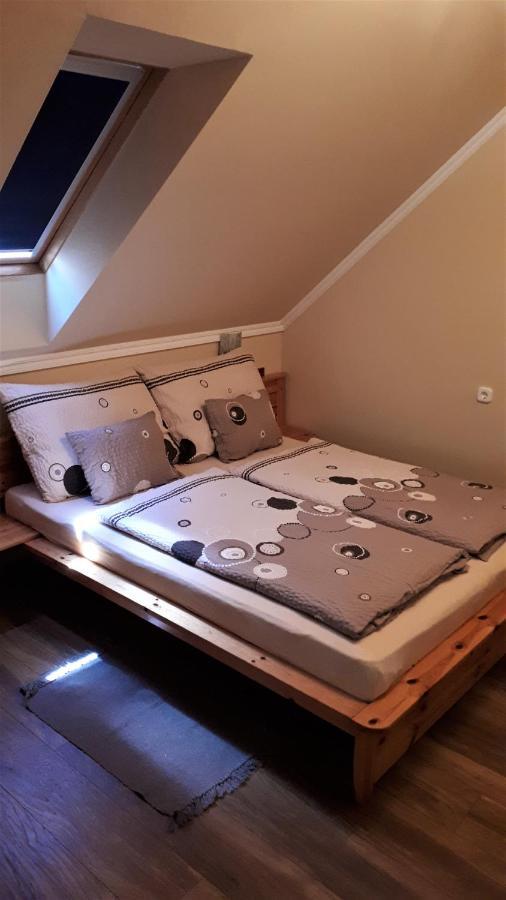 Nefelejcs Fagyizo Es Apartmanhaz Kistolmacs Exteriör bild
