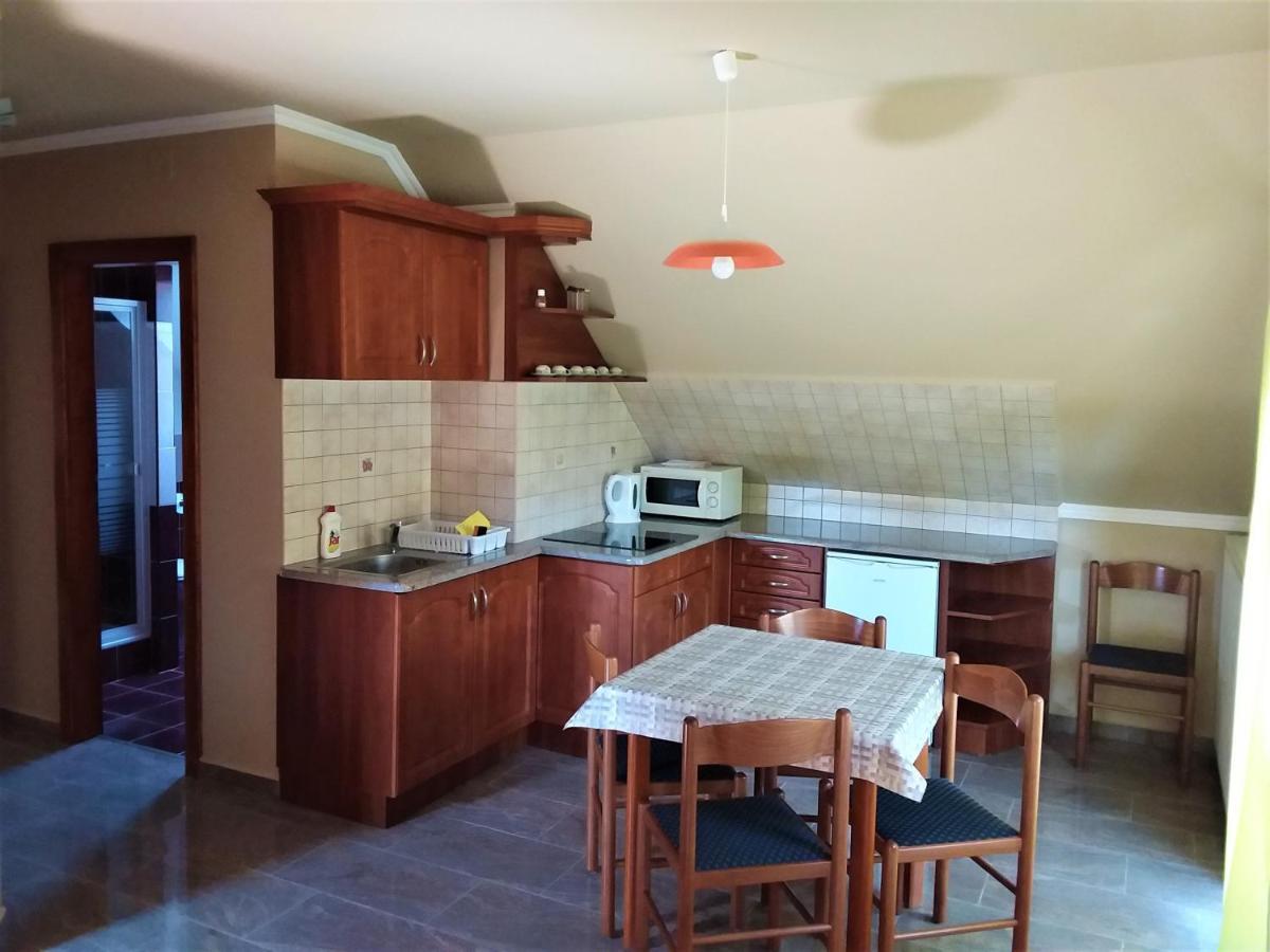Nefelejcs Fagyizo Es Apartmanhaz Kistolmacs Exteriör bild