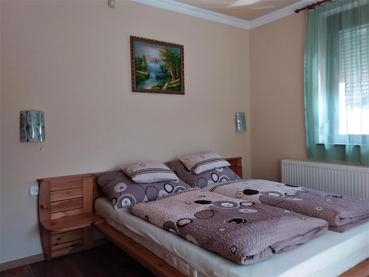 Nefelejcs Fagyizo Es Apartmanhaz Kistolmacs Exteriör bild