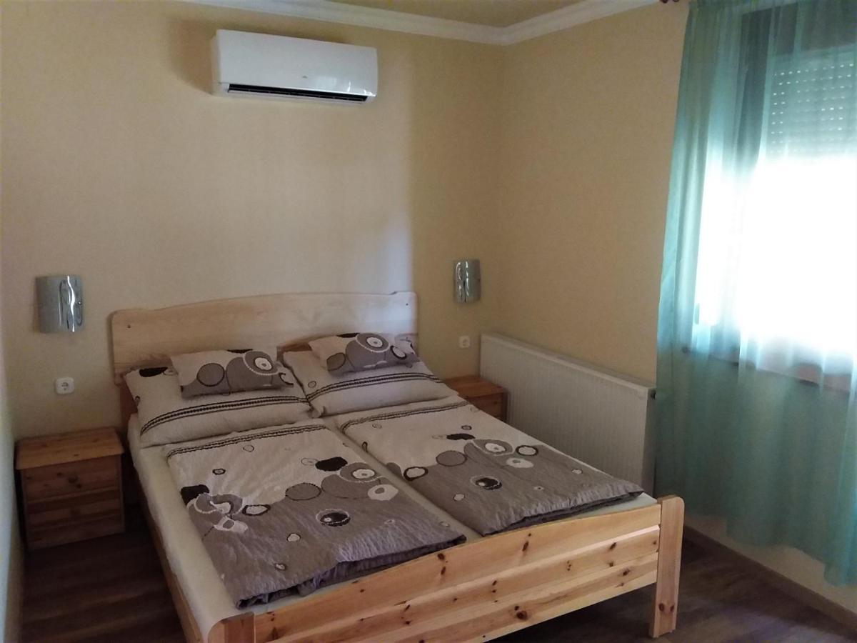 Nefelejcs Fagyizo Es Apartmanhaz Kistolmacs Exteriör bild