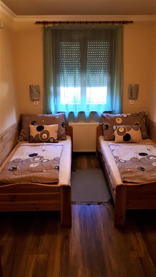 Nefelejcs Fagyizo Es Apartmanhaz Kistolmacs Exteriör bild