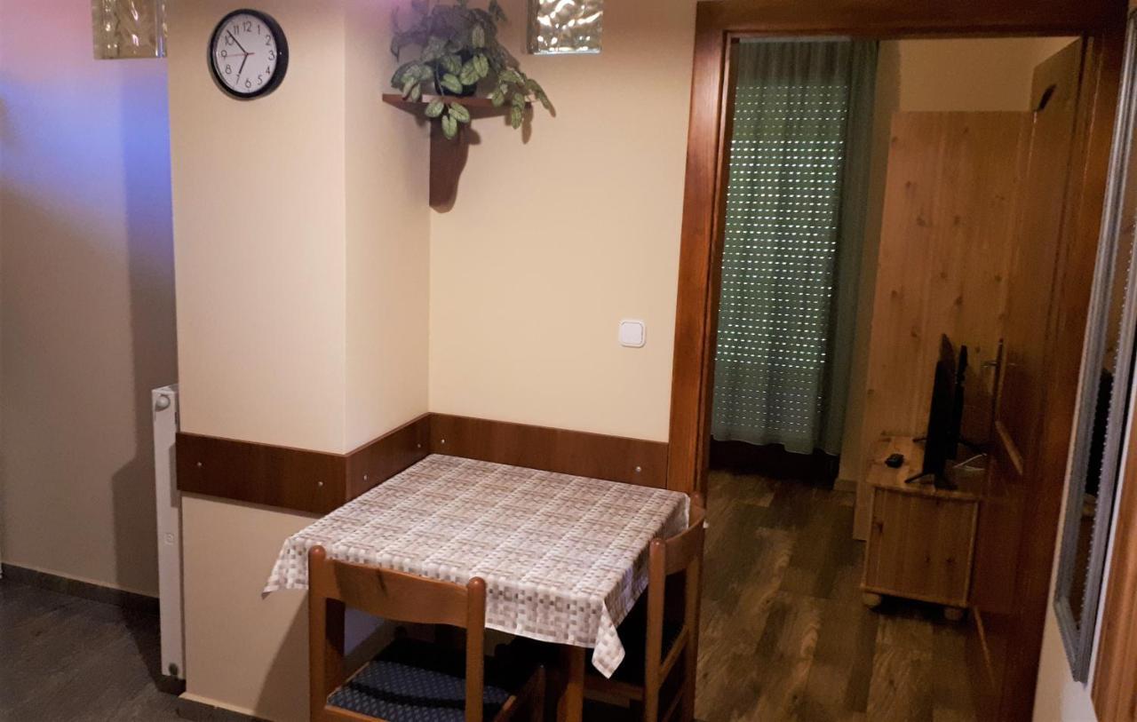 Nefelejcs Fagyizo Es Apartmanhaz Kistolmacs Exteriör bild