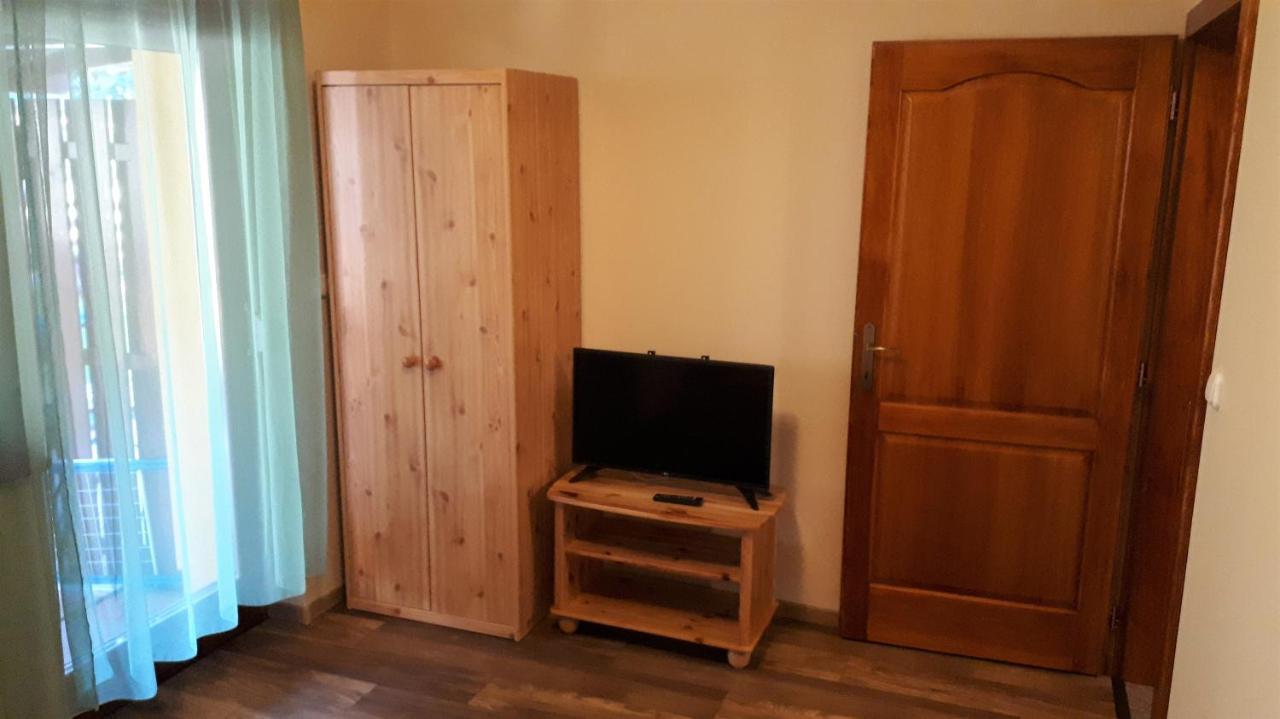 Nefelejcs Fagyizo Es Apartmanhaz Kistolmacs Exteriör bild