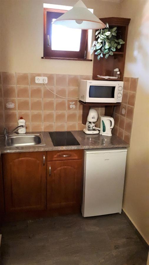 Nefelejcs Fagyizo Es Apartmanhaz Kistolmacs Exteriör bild