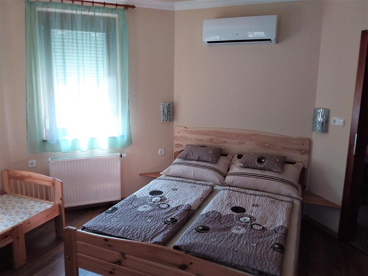 Nefelejcs Fagyizo Es Apartmanhaz Kistolmacs Exteriör bild
